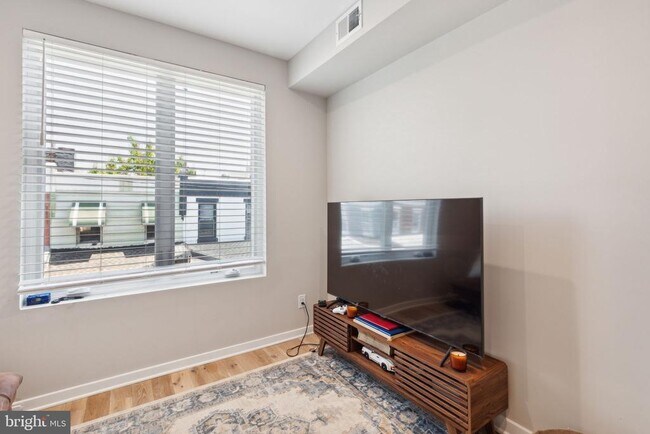 Building Photo - 1510 N Hollywood St