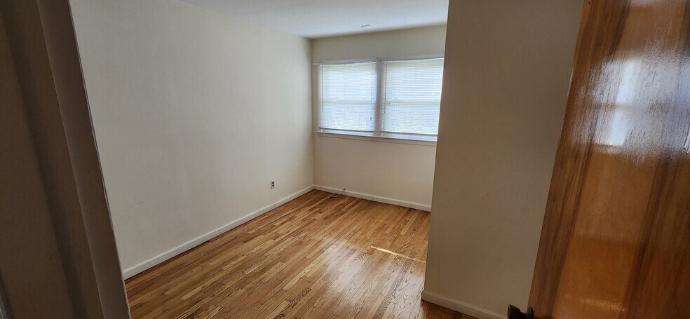 Building Photo - 40 Temple St