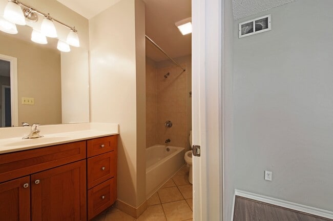 Building Photo - Updated top floor 2br with vaulted ceilings, two balconies and treed views!