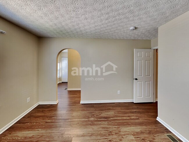 Building Photo - 5525 Village Grove Ln