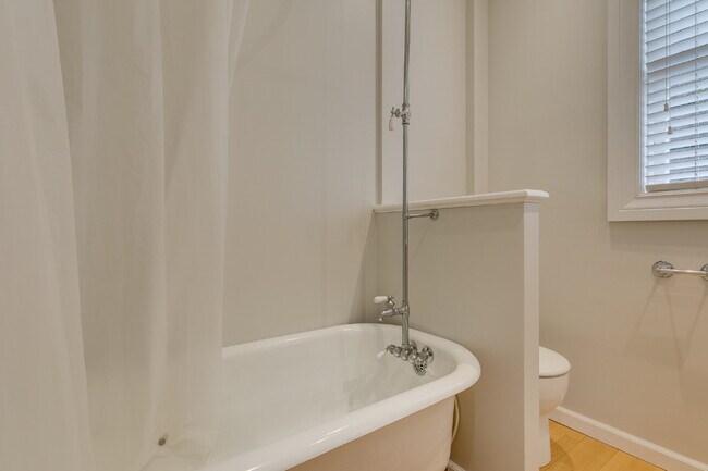 Building Photo - Rare & Charming Upper Queen Anne Home Available July!