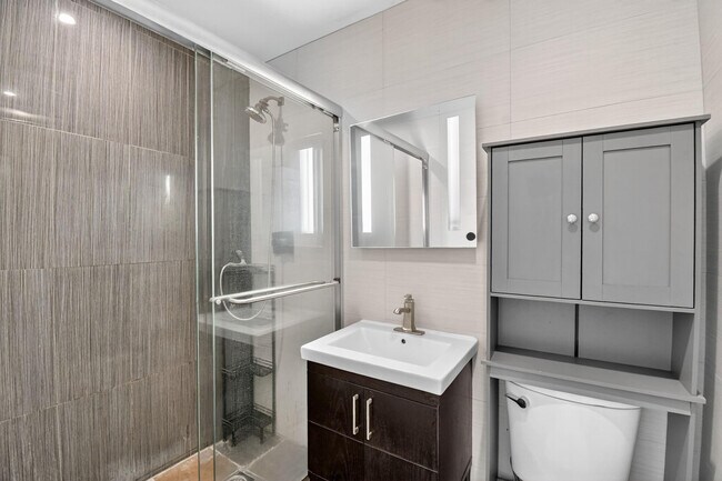 Building Photo - 1606 NE 15th Ave