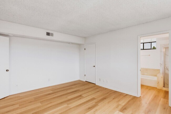 Building Photo - HUGE TOP FLOOR 2 BED 2 BATH IN PRIME SANTA MONICA! -FIREPLACE, BALCONY & GARAGE PARKING SPACE