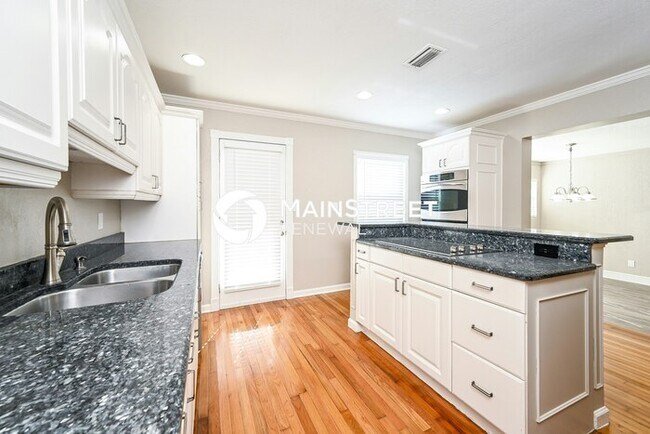 Building Photo - 3 Bedroom Pet-Friendly Home in St Petersburg, FL with Main Street Renewal