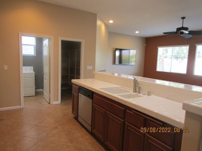 Building Photo - Beautiful Traditions Single Story Home is Centrally Located Near Shopping/101 Frwy