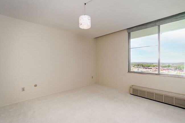 Building Photo - 1000 Urlin Ave