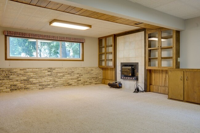 Building Photo - Remodeled Kent East Hill Split level