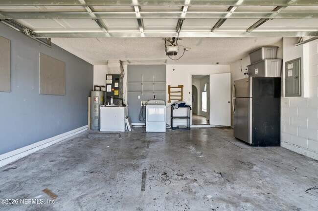 Building Photo - 8451 Oak Crossing Dr W