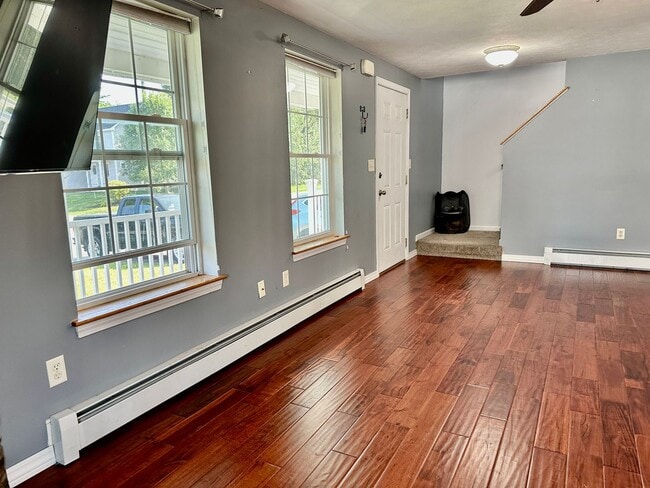 Building Photo - Like New 3BR, 1.5 bathroom Colonial For Rent