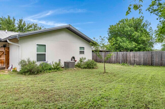 Building Photo - 501 E Ash Dr