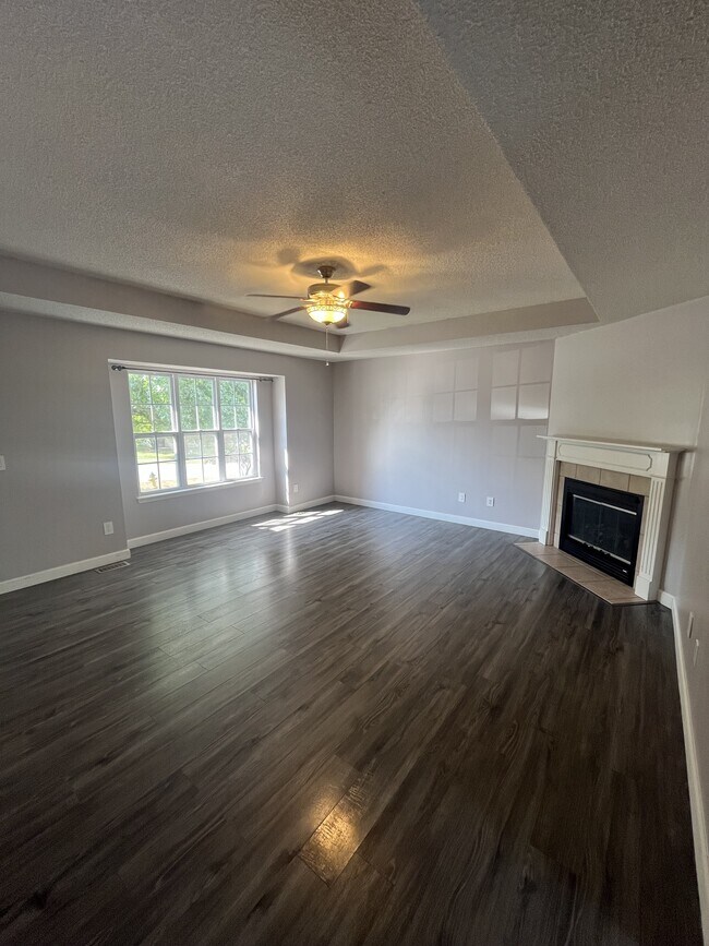 Building Photo - 723 Iron Horse Dr