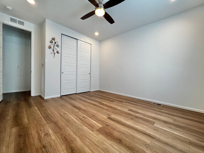 Building Photo - 5636 Bay Hl Dr