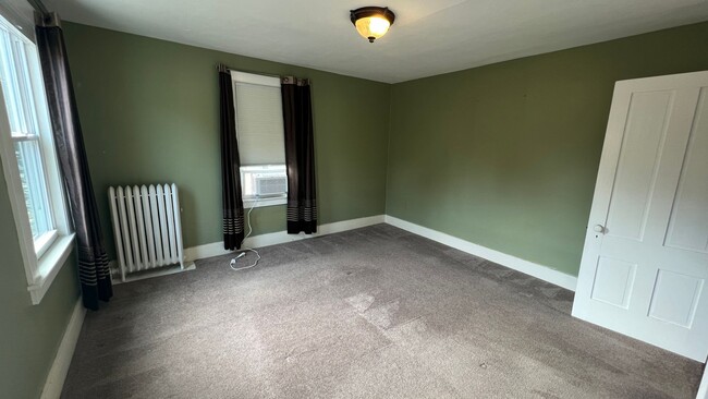 Building Photo - Lovely 3 Bedroom New Englander in Wonderfu...