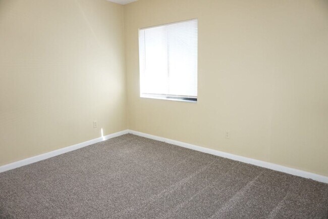 Building Photo - 2 bedroom 2 bath townhouse located need NS...