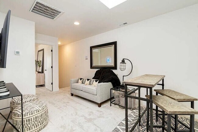 Building Photo - Eastside townhome in the desirable Petrosa neighborhood