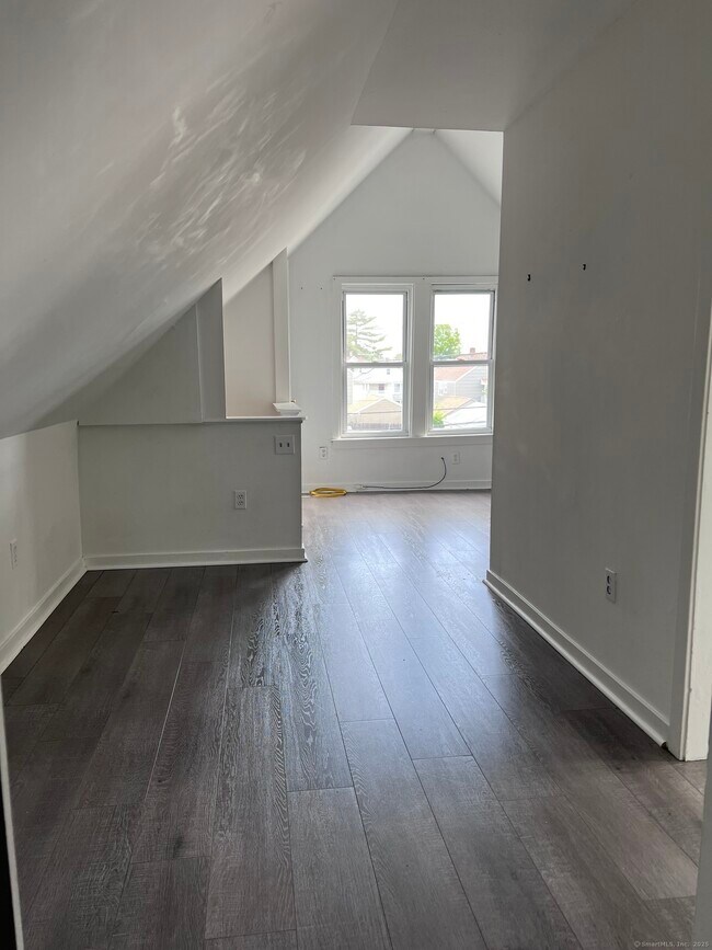 Building Photo - 787 Brewster St