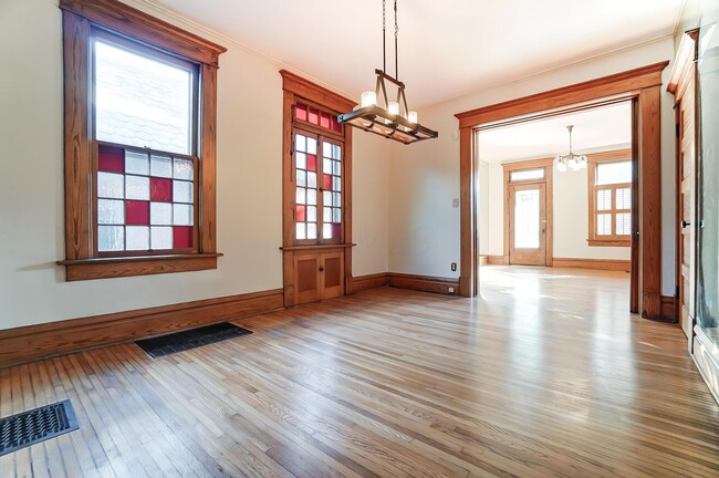 Building Photo - 557 S Grant Ave