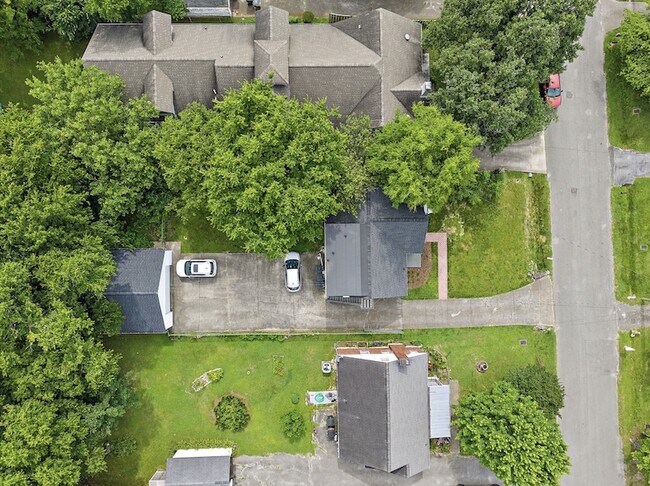 Building Photo - 238 Thuss Ave