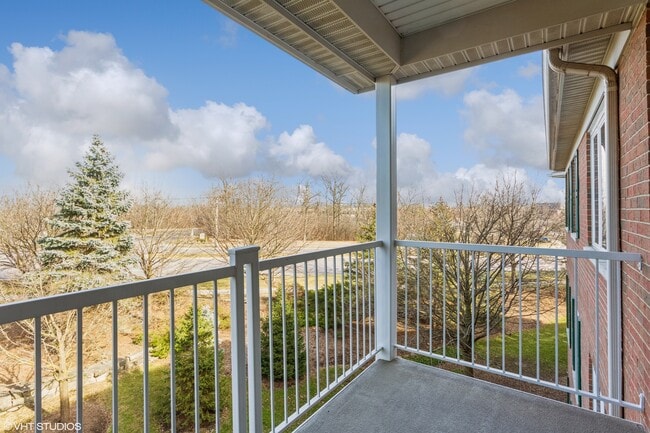 Building Photo - 2660 Summit Dr