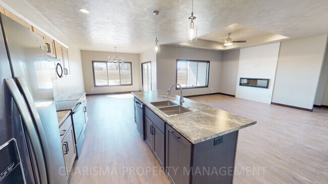 Building Photo - 4526 W Graceland Pl