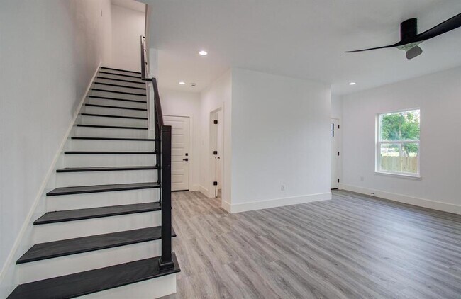 Building Photo - 8146 Cabot St