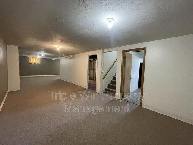 Building Photo - 1105 S Waterford Dr