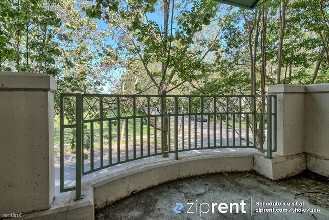 Building Photo - 3 br, 2.5 bath Townhome - 128 Holly Court,...