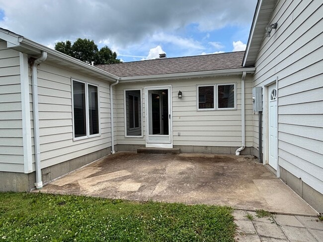 Building Photo - 3 Bedroom 2 bath
