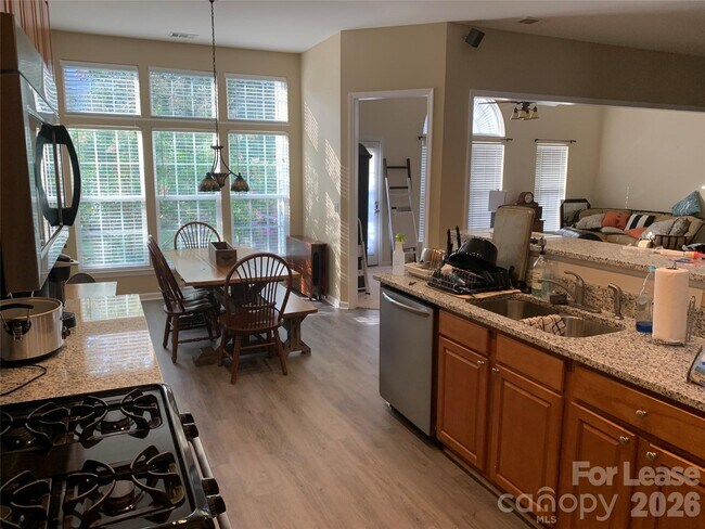 Building Photo - 6860 Lakecrest Ct