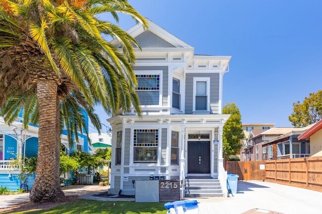 Building Photo - 2215 Blake St