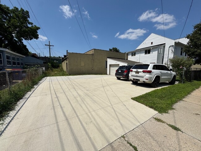 Building Photo - 802 Bridge St NW