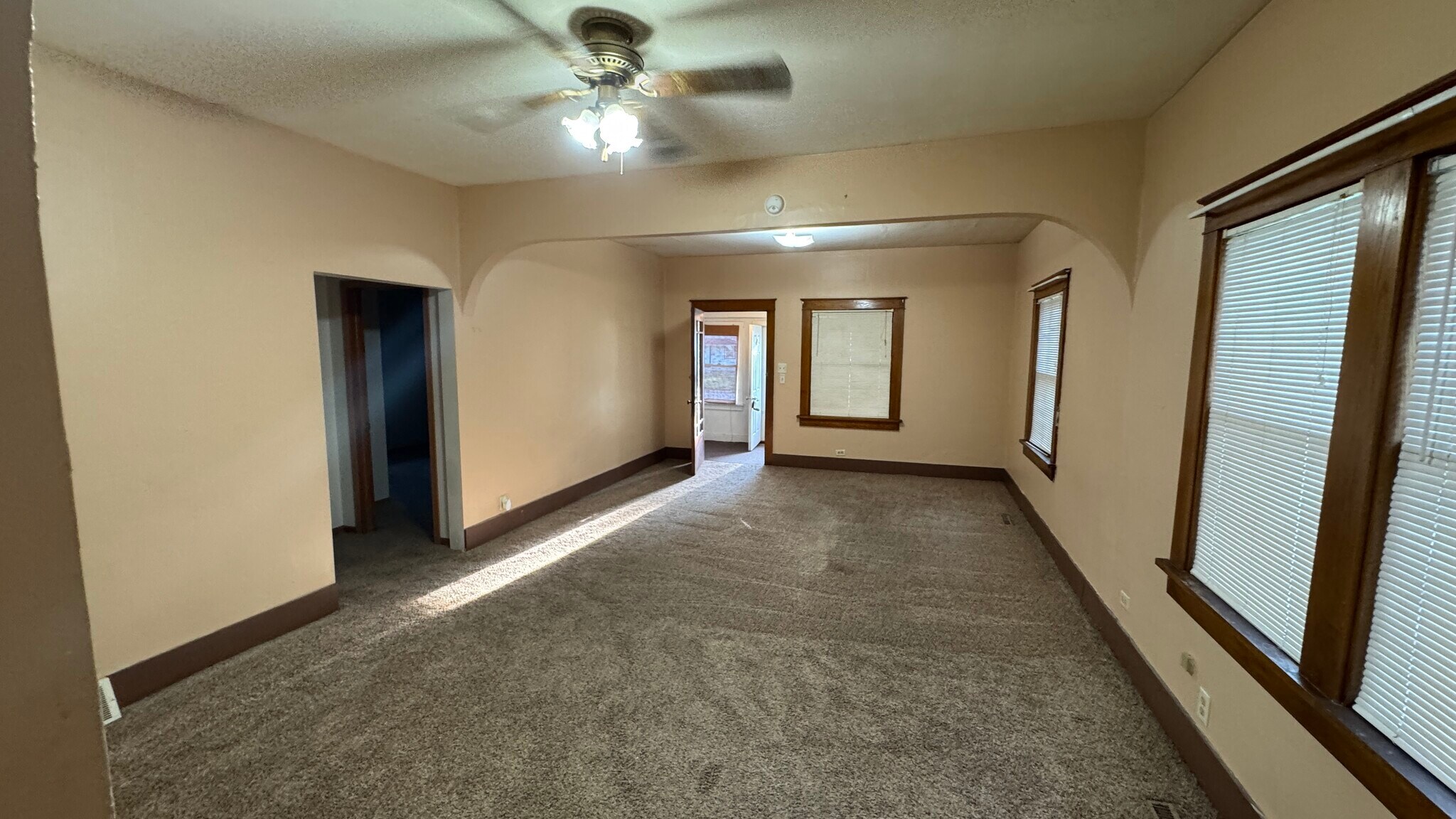 Building Photo - 406 S Chicago Ave