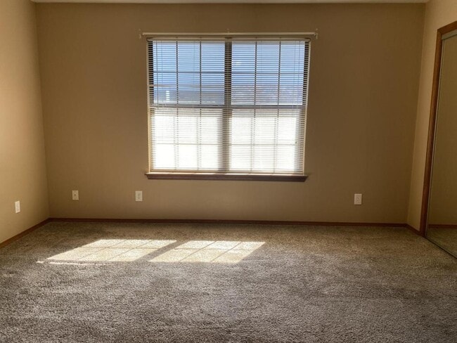 Building Photo - 2320 S W Wolf Run Dr