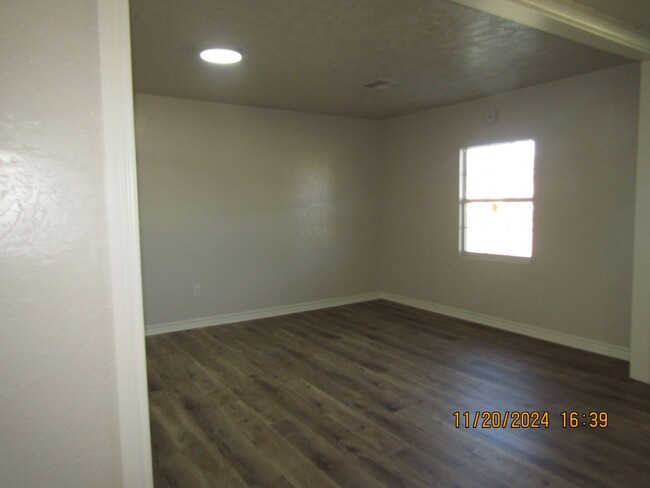 Building Photo - New listing-fresh paint and hard surface f...