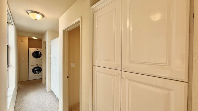 Building Photo - Stylish Rockridge Condo – Prime Location, ...
