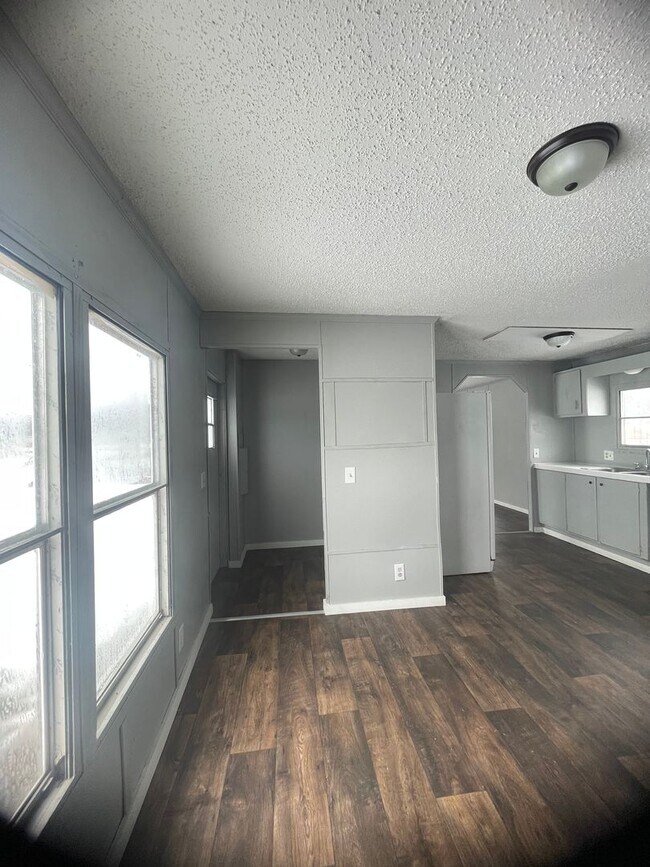 Building Photo - Country living with spacious front and backyard - 3 beds/ 2bath available now