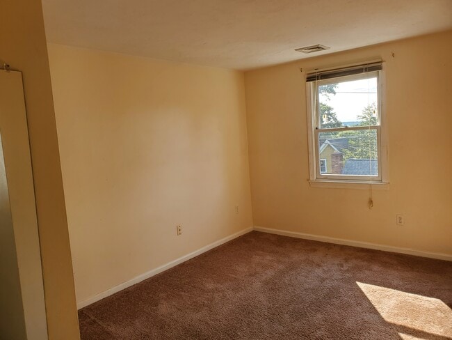 Building Photo - 118 Montclair Ave