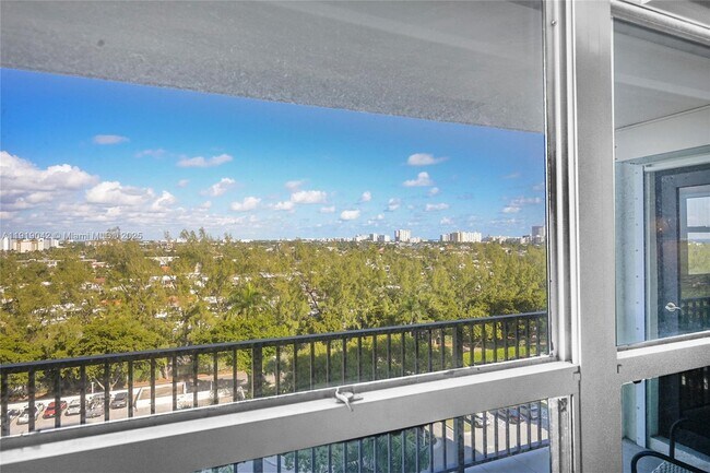 Building Photo - 3200 Port Royale Dr N