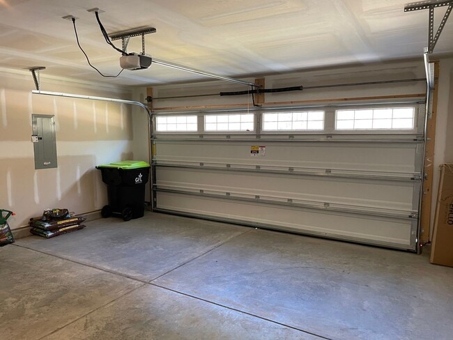 Building Photo - 3 Bedroom 2 Bath Home in Middle Creek Vill...