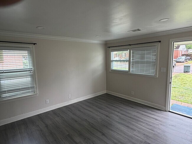 Building Photo - 3 BR/1BA | Newly Renovated Cottage| Cove security system| Fully fenced backyard