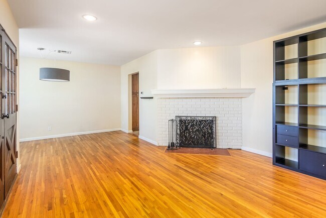 Building Photo - Spacious 3 Bedroom / 2 Bathroom Home in La...