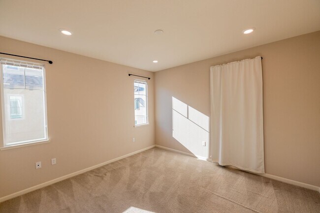 Building Photo - Beautiful two bedroom on Communication Hil...