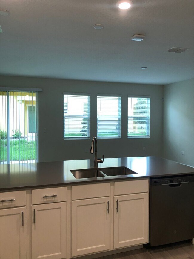 Building Photo - 3 Bedroom, 2.5 Bath East Orlando Townhome ...