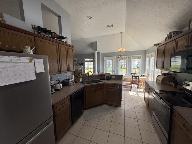 Building Photo - 650 Little Farm Rd