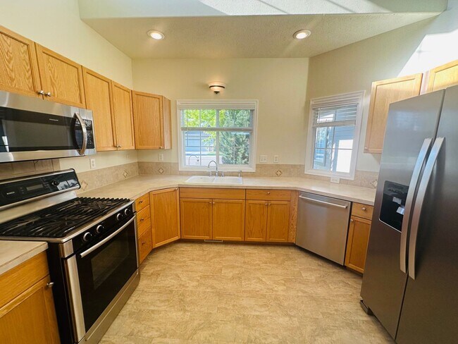 Building Photo - Exceptionally maintained Single level 3 bedroom home available soon!