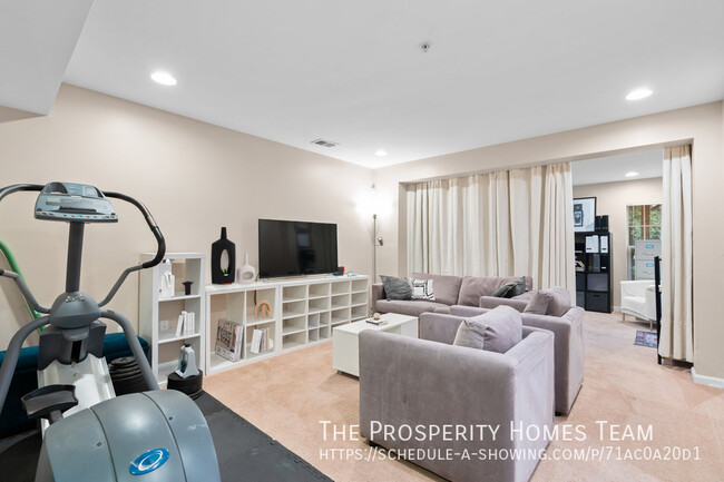 Building Photo - Gorgeous bright open end unit townhouse in...