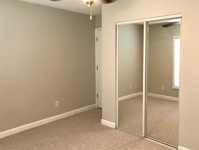 Building Photo - Beautiful 2/2 Condo with Water and Full Se...