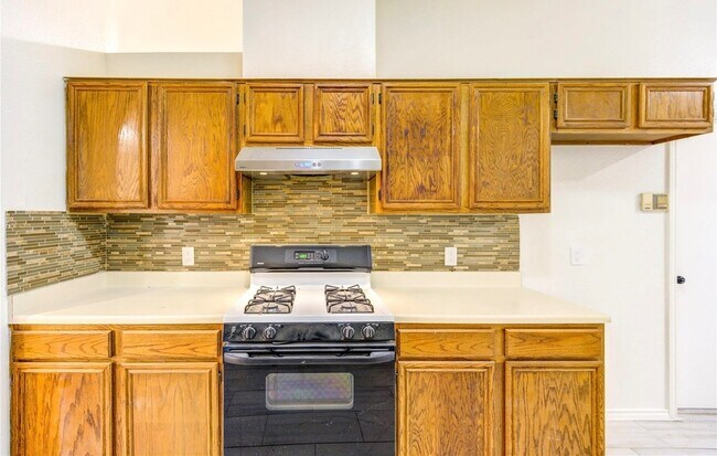 Building Photo - 16830 Scenic Gardens Dr