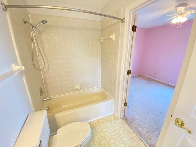 Building Photo - 3708 Molona Dr