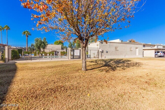 Building Photo - Great Location in Scottsdale!  2 bedroom, 1.5 bath, community pool